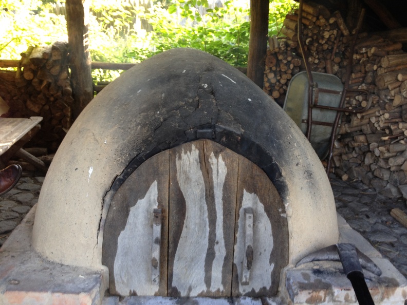 im Lehmbackofen backen die Broetchen.jpg